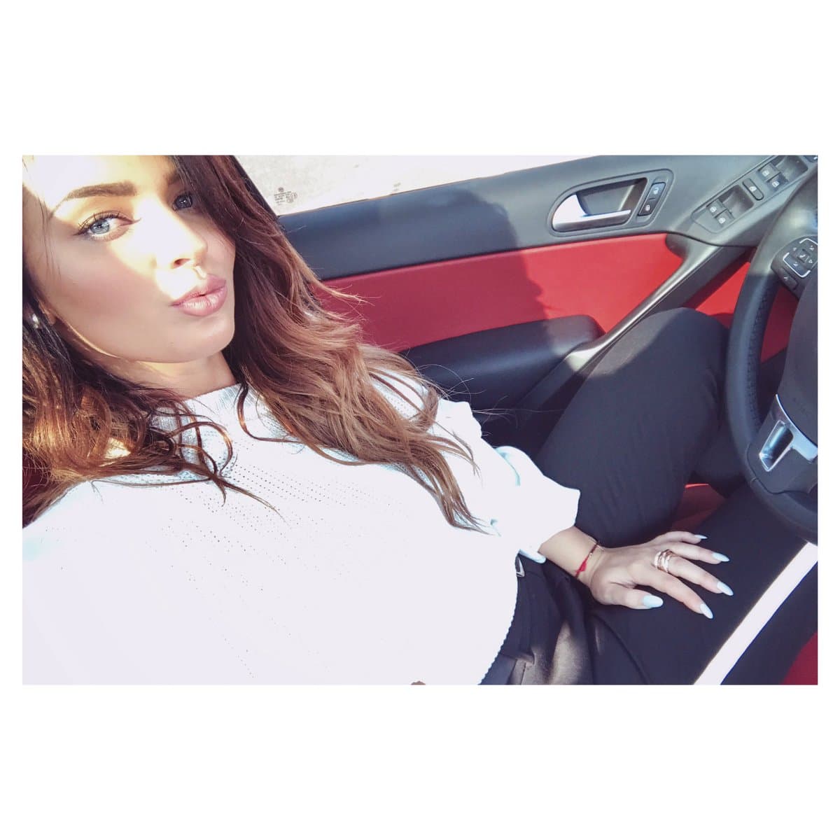 Además, le fascina el chocolate y la comida de su madre.