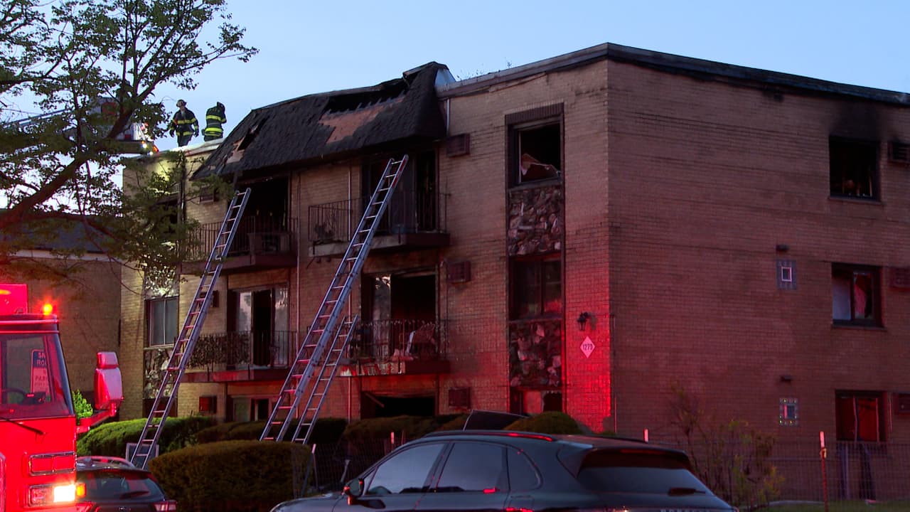 Un incendio registrado la madrugada de este miércoles en un
<b><a href="https://www.univision.com/local/chicago-wgbo/dos-personas-heridas-en-un-incendio-al-este-de-chicago" target="_blank">edificio residencial en Des Plaines</a></b>
<b>dejó a tres personas en estado crítico y a varias más heridas.</b>
<br>
<br>De acuerdo con el último reporte del Departamento de Bomberos de Des Plaines,
<b>aumentó el número de personas heridas respecto a las primeras estimaciones, que inicialmente hablaban de cinco casos.</b>
<br>
<br>
<b>“Se evaluó a un total de 15 pacientes. Siete fueron trasladados a hospitales de la zona. De los trasladados, tres se encuentran en estado crítico y cuatro estables. Otros siete fueron atendidos en el lugar del incidente y dados de alta”, se lee en el comunicado.</b>