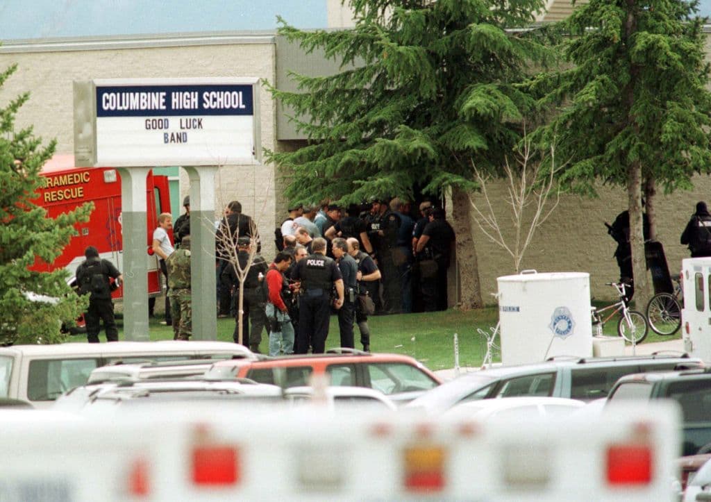<b>1. Tiroteo y amenaza de bombas en la Columbine High School de Littleton, Colorado, </b>20 de abril de 1999, 13 muertos (12 estudiantes y una profesora) y más de 20 heridos. Dos adolescentes, Eric Harris, de 18 años y Dylan Klebold, de 17, arremetieron a tiros contra sus compañeros fuera de la escuela, después de que dos bombas que habían puesto en la cafetería no explotaron. Luego entraron y dispararon a la mayoría de sus víctimas en la biblioteca, para finalmente, quitarse la vida.
<b><a href="https://www.univision.com/noticias/tiroteos/tiroteos-masivos-colorado-columbine-boulder-historia-fotos-fotos">Estos son los princpales tiroteos masivos que ha sufrido Colorado</a></b>.