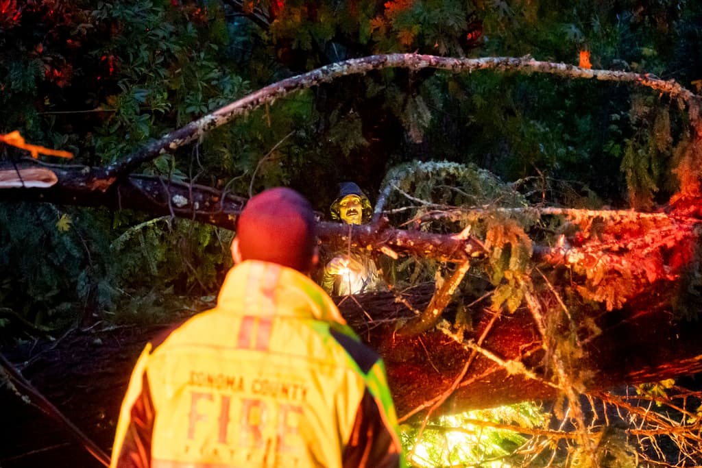 La tormenta ya había dejado más de 1 pie de nieve a lo largo de las cascadas el miércoles por la noche.