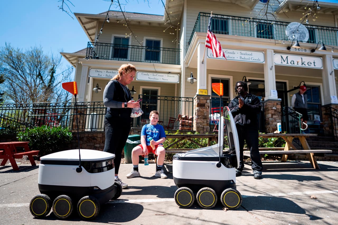 <b>Robots para el distanciamiento social. </b>El mercado Broad Branch de Washington DC activó unos androides de seis ruedas que entregan pedidos a los clientes en sus casas, a las que llegan desplazándose por las aceras de manera autónoma. 30 de marzo.
<br>