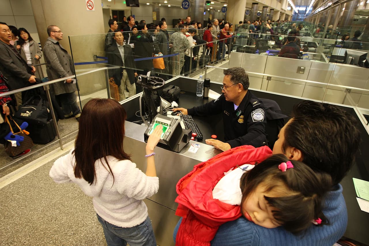 USCIS emite documentos de viaje de refugiado a personas que tienen estatus de
<b>refugiado o asilado</b>, y a residentes permanentes que obtuvieron su Tarjeta Verde a a base de su estatus de refugiado o asilado. Más sobre el Documento de Viaje de Refugiado
<b><a href="https://www.uscis.gov/es/tarjeta-verde%20/documentos-viaje" target="_blank">aquí</a></b>.