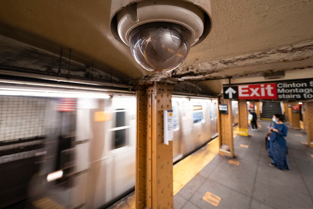 Las cámaras revisadas por la MTA muestran intercambios de dinero junto a los lectores OMNY de la estación de la línea N en la Octava Avenida.
<br>