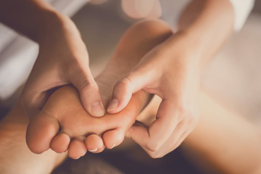 Ahora que lo has hecho, respira profundo y date un largo masaje de pies, con un buen aceite o crema. Frota con tus pulgares puntos de presión por cada pie. Es ahí donde puedes conectarte con otros órganos en el cuerpo y te hará sentir mejor, ya lo verás.