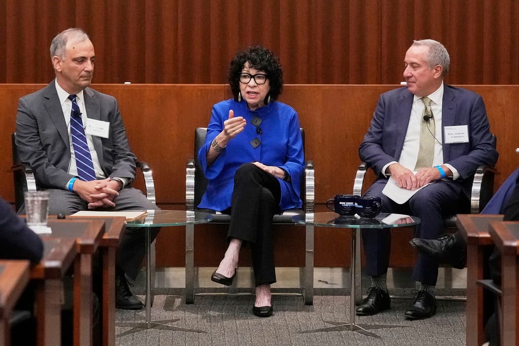 Jueza Sotomayor critica duramente intentos del gobierno de criminalizar la libertad de expresión