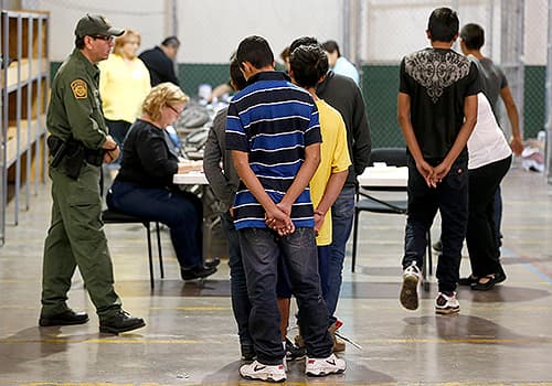 Inmigrantes indocumentados cenrtroamericanos en un centro de detención de la Patrulla Fronteriza en Texas.