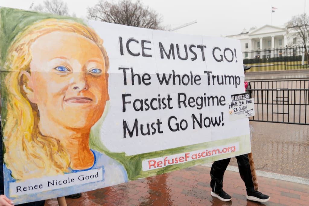 <a href="https://www.univision.com/local/washington-dc-wfdc/protesta-dc-contra-ice-muerte-minneapolis">Activistas en Washington</a> denunciaron que la estrategia federal prioriza detenciones masivas sin considerar el impacto humano. Las movilizaciones subrayaron el temor creciente entre familias inmigrantes que evitan espacios públicos ante la posibilidad de encuentros con ICE.