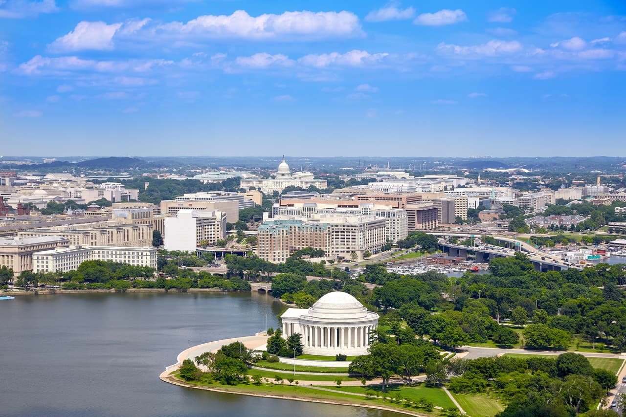 <h2 class="cms-H2-H2">7. Washington-Arlington-Alexandria, DC-Virginia-Maryland-West Virginia</h2>
<br>
<br>🏡
<b> Ingreso anual requerido (después de impuestos):</b> $76,194
<br>
<br>🏡
<b>Gastos básicos: </b>$38,097
<br>
<br>🏡
<b>Gastos discrecionales:</b> $22,858
<br>
<br>🏡
<b>Deudas y/o ahorro: </b>$15,239