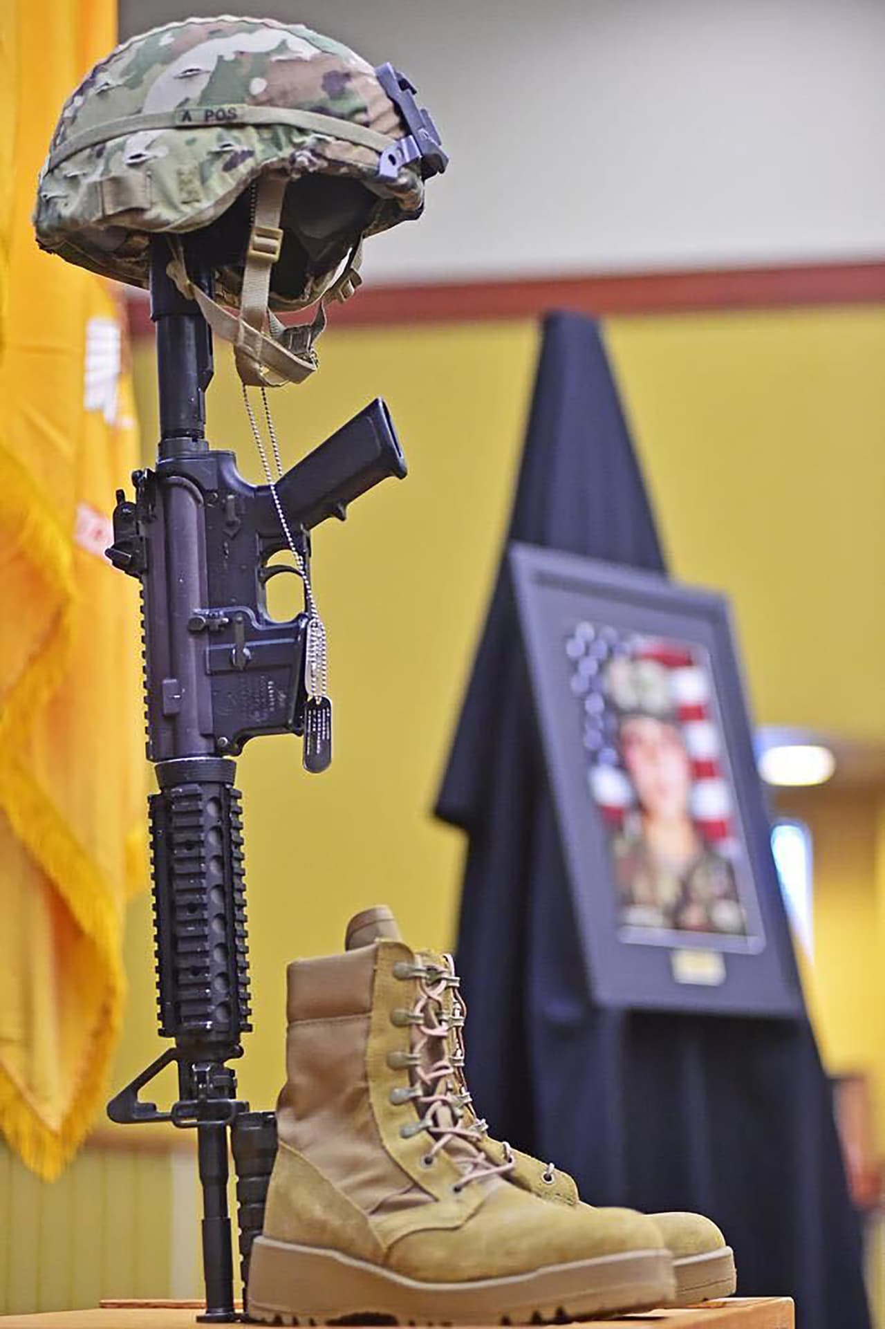 También estaban las botas y el arma de reglamento de la soldado en el lugar donde se realizó la ceremonia.