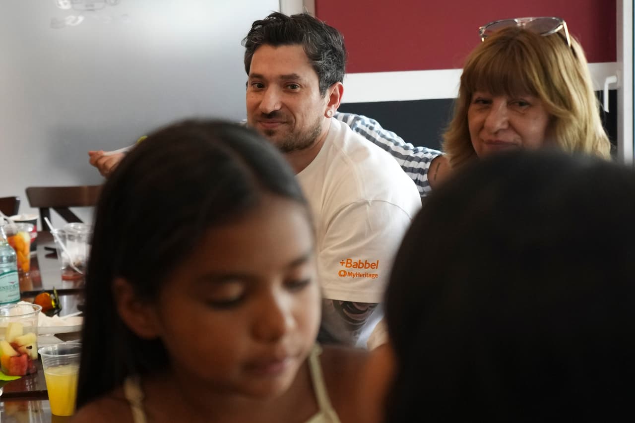 Kyle Adler, un chileno-estadounidense de 36 años que fue apartado de su familia a los nueve meses de edad y adoptado ilegalmente, participa en un brunch familiar junto a su madre biológica, Ana María Navarrete, tras viajar desde los Estados Unidos para conocerla por primera vez, en Santiago de Chile, el sábado 14 de febrero de 2026. (AP Photo/Esteban Felix)