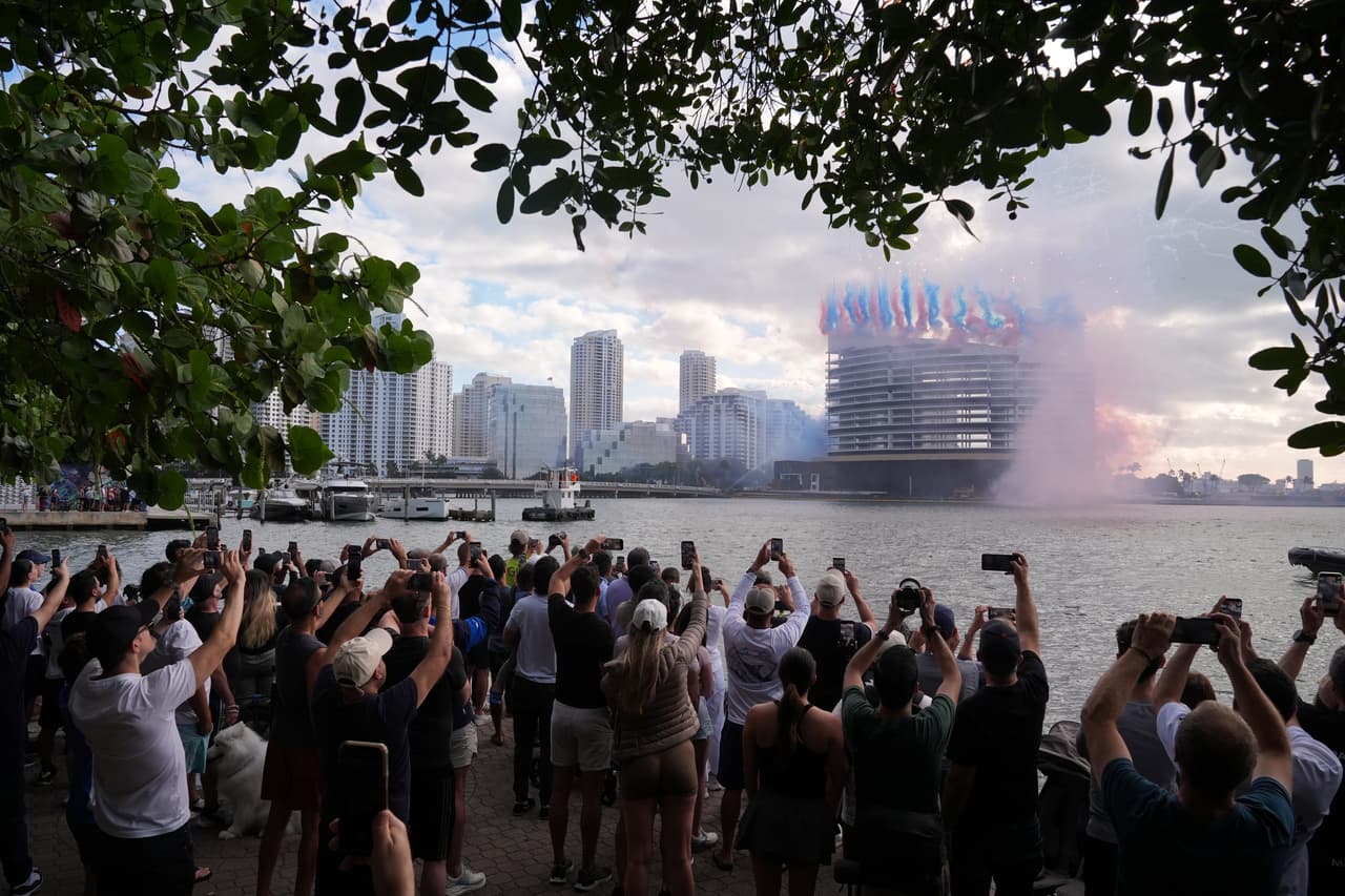 La mañana de este domingo un fuerte estruendo sacudió Brickell Key en Miami, y con él cayó
<b><a href="https://www.univision.com/local/miami-wltv/demoleran-el-hotel-mandarin-oriental-ubicado-en-brickell-key" target="_blank">el edificio de 23 pisos que albergó durante décadas el Mandarin Oriental </a></b>q ue abrió sus puertas a finales del año 2000.