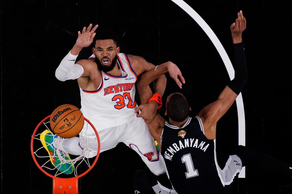 "En cierto modo,
<b>sentí como si la estuviera viendo</b> (a su mamá, Jacqueline Cruz) en las gradas", confesó el pívot de los Knicks, Karl Anthony Towns, a quien observamos en esta imagen superar al
<b><a href="https://www.univision.com/local/san-antonio-kwex/victor-wembanyama-spurs-lesion-hombro-temproada-nba-san-antonio-texas" target="_blank">alero de los Spurs de San Antonio, Victor Wembanyama</a></b>.