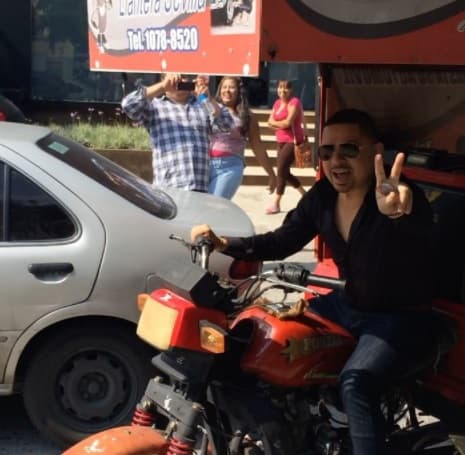 Dentro de sus tantas locuras está convivir con la 'raza', como cuando recientemente le 'robó' su motocicleta a un joven mecánico para darse una vueltecita por las calles de la central capital de Jalisco: Guadalajara