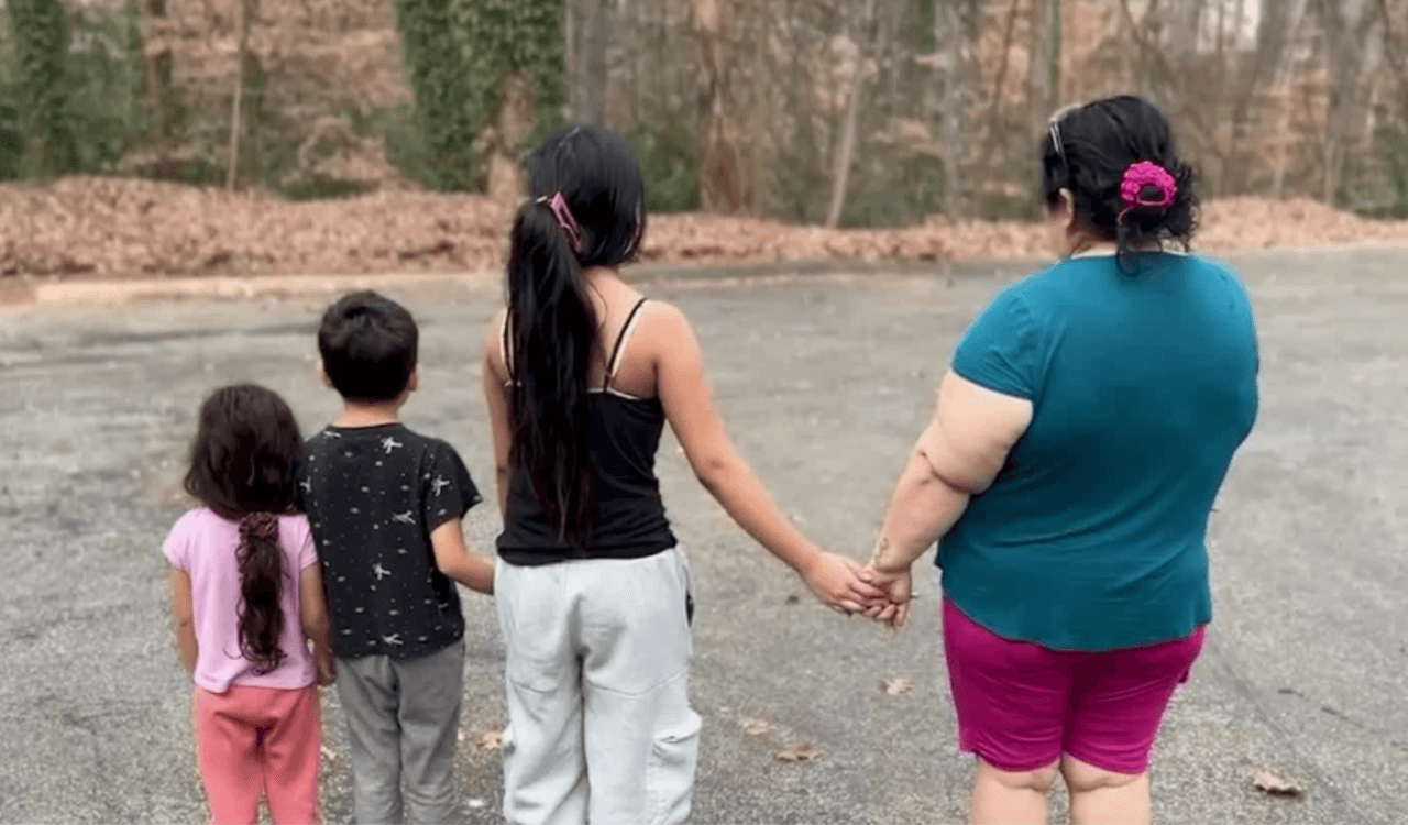 Madre planea volver a El Salvador; un abogado explica los $3,000 que ofrece DHS