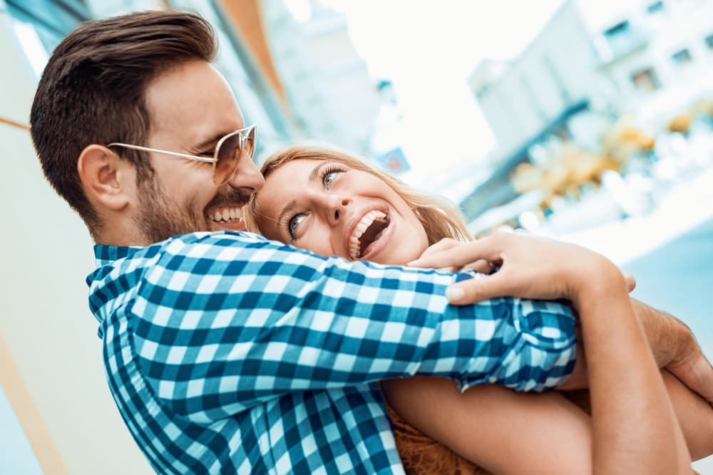 <b>Géminis con Sagitario, relación abierta y espontánea</b>
<br>Géminis es de aire y Sagitario es fuego y la combinación es muy buena, además se avienen bien los temperamentos. La relación tiende a ser muy abierta e inclusive pueden perdonarse deslices mutuos en determinados momentos.