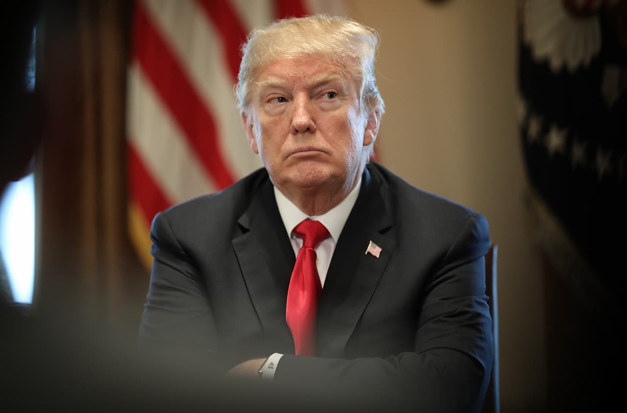 Trump pide investigar vínculos de figuras prominentes con Jeffrey Epstein tras 'emails' donde lo nombran a él