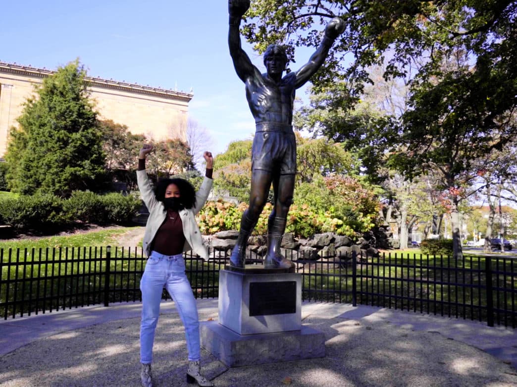 <b>Posa con la estatua de Rocky y sube los "escalones de Rocky"</b>: Desde la primera carrera triunfal de Rocky en la pantalla grande en 1976, los escalones del Museo de Arte de Filadelfia se han convertido en un destino internacional. Los viajeros de todo el mundo se embarcan en su propio trote por las escaleras, levantando los puños en el aire mientras aprecian la espectacular vista de Benjamin Franklin Parkway y el horizonte de la ciudad. Para terminar la experiencia, dirígete al pie de las escaleras y toma una foto con la estatua de bronce de Rocky, originalmente creada para Rocky III.
<a href="https://maps.google.com/?cid=2136907118936952283" target="_blank">Rocky Statue and Rocky Steps, Philadelphia Museum of Art, 2600 Benjamin Franklin Parkway</a>