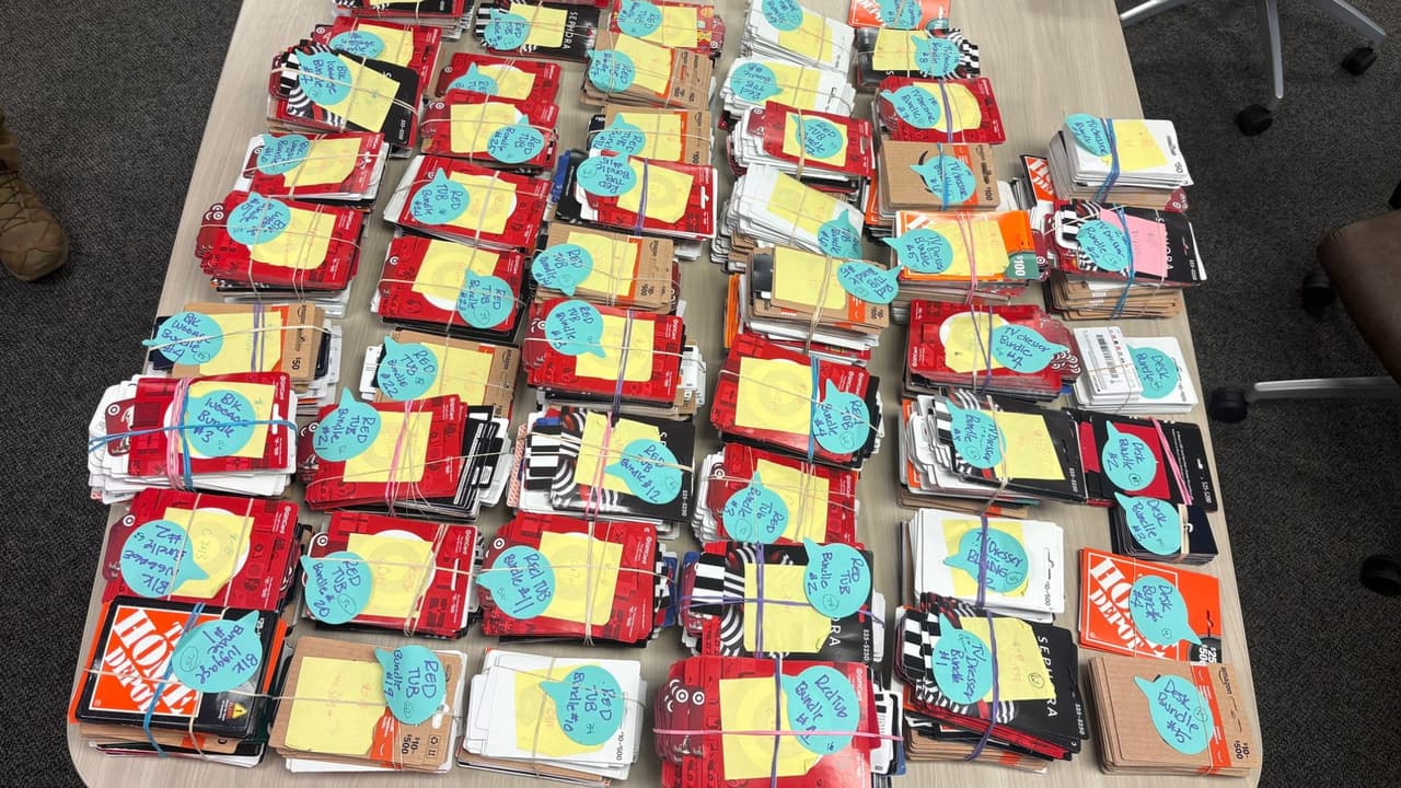 <b>¿Cómo operaba la banda de ladrones que cometía fraude con tarjetas de regalo en Texas?</b>
<br>
<br>Los presuntos sospechosos operaban con un proceso de cuatro pasos para evitar ser detectados por trabajadores de las tiendas o clientes.
<br>
<br>
<b>1. Robo: </b>Los sospechosos robaban una grande cantidad de tarjetas de regalo de tiendas como Walgreens, CVS y Dollar Tree.
<br>
<br>
<b>2. Pasar inadvertidos: </b>Los delincuentes trabajaban desde un hotel o una casa, donde removían los protectores de los códigos de activación y los números de serie de las tarjetas de regalo y luego las empaquetaban de nuevo para que parecieran intactas.
<br>
<br>
<b>3. Regresaban las tarjetas:</b> Las tarjetas eran regresadas a los mostradores para que fueran compradas por los clientes.
<br>
<br>
<b>4. Drenaban los fondos: </b>Una vez que el cliente compraba la tarjeta y la activaba, los sospechosos le sacaban los fondos a las tarjetas electrónicamente, dejando a las víctimas sin poder usar las tarjetas.