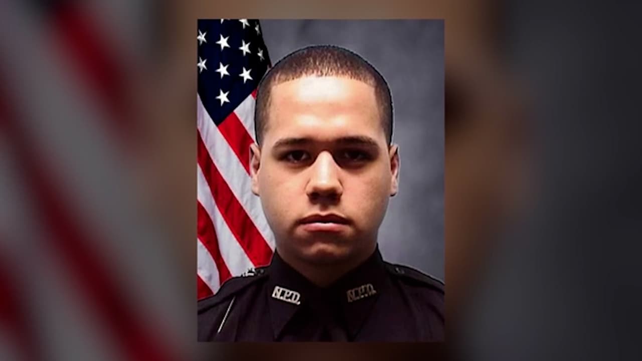 Se informó que
<b>la Policía de Newark ascendió de forma póstuma al joven de 26 años al grado de sargento</b>.
<br>