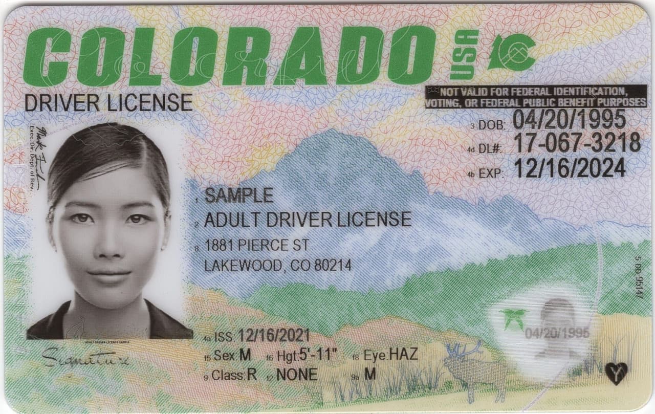 En Colorado se emite un permiso de conducir o tarjeta de identificación estatal para las personas que presenten un pasaporte, una tarjeta de identificación consular o un documento de identificación militar. Los permisos de conducir expedidos en virtud de esta disposición deberán llevar la siguiente indicación: "No válido como identificación federal, para votar ni para solicitar prestaciones públicas federales", explica el National Immigration Law Center.