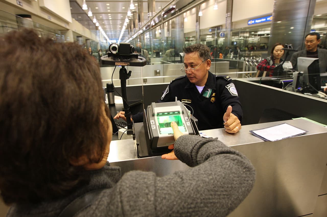 Si has sido admitido en calidad de no inmigrante y has solicitado extender el periodo de tu estadía autorizada de no inmigrante, o has solicitado cambiar a un estatus de no inmigrante distinto,
<b>estarás abandonando automáticamente tu solicitud si sales de Estados Unidos</b> antes de que USCIS tome una decisión sobre la solicitud de permiso adelantado.