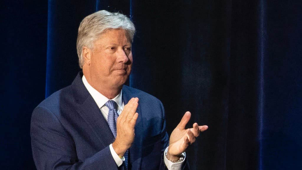 El éxodo de fieles de iglesia del exasesor espiritual de Trump que admitió haber abusado de una menor