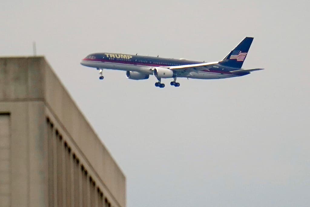 Varios medios registraron las imágenes del avión de Trump entrando al espacio aéreo de Washington DC, antes de su aterrizaje.