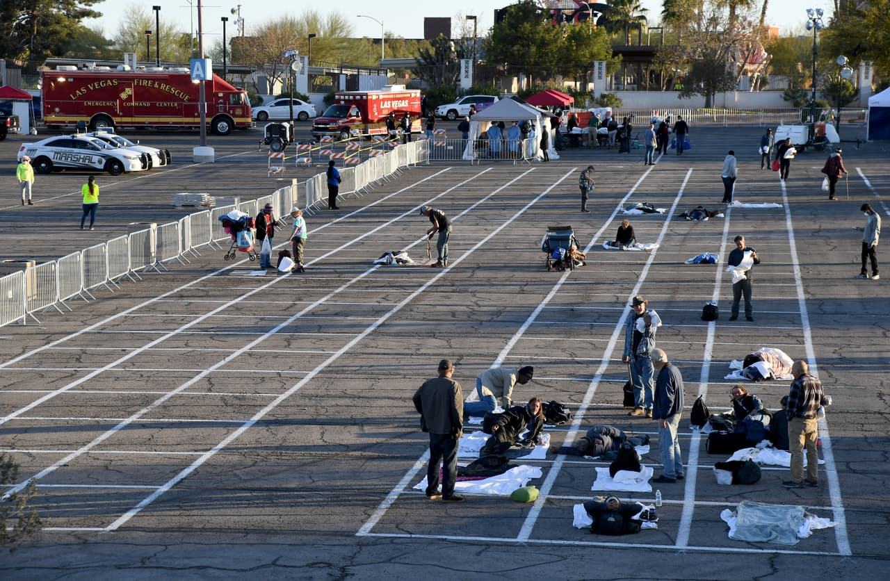 <b>Un estacionamiento para albergar indigentes, con distanciamiento social.</b> Las Vegas, Nevada, es una ciudad famosa por sus hoteles y casinos pero ahora están prácticamente vacíos. Allí las autoridades dispusieron el parking de un centro de eventos, en el que pintaron rectángulos en el suelo para indicar la distancia de seguridad,
<a href="https://www.univision.com/noticias/salud/en-fotos-el-refugio-para-indigentes-en-las-vegas-que-causa-polemica-fotos">para albergar a las personas sin hogar</a>. 31 de marzo.