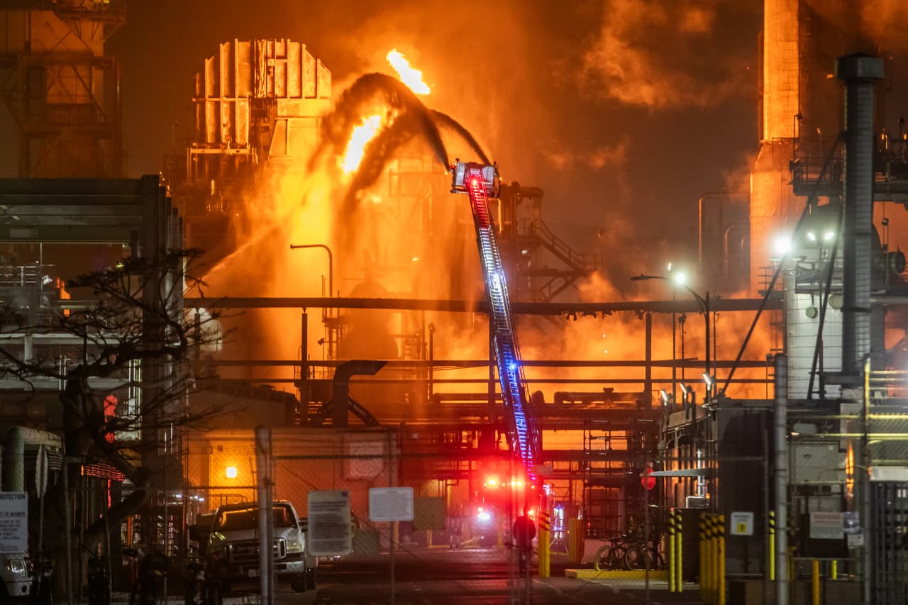 Chevron Corporation, compañía de gas y petróleo, confirmó a través de un comunicado que no se registraron trabajadores heridos y que el fuego no salió de los perímetros de la refinería.