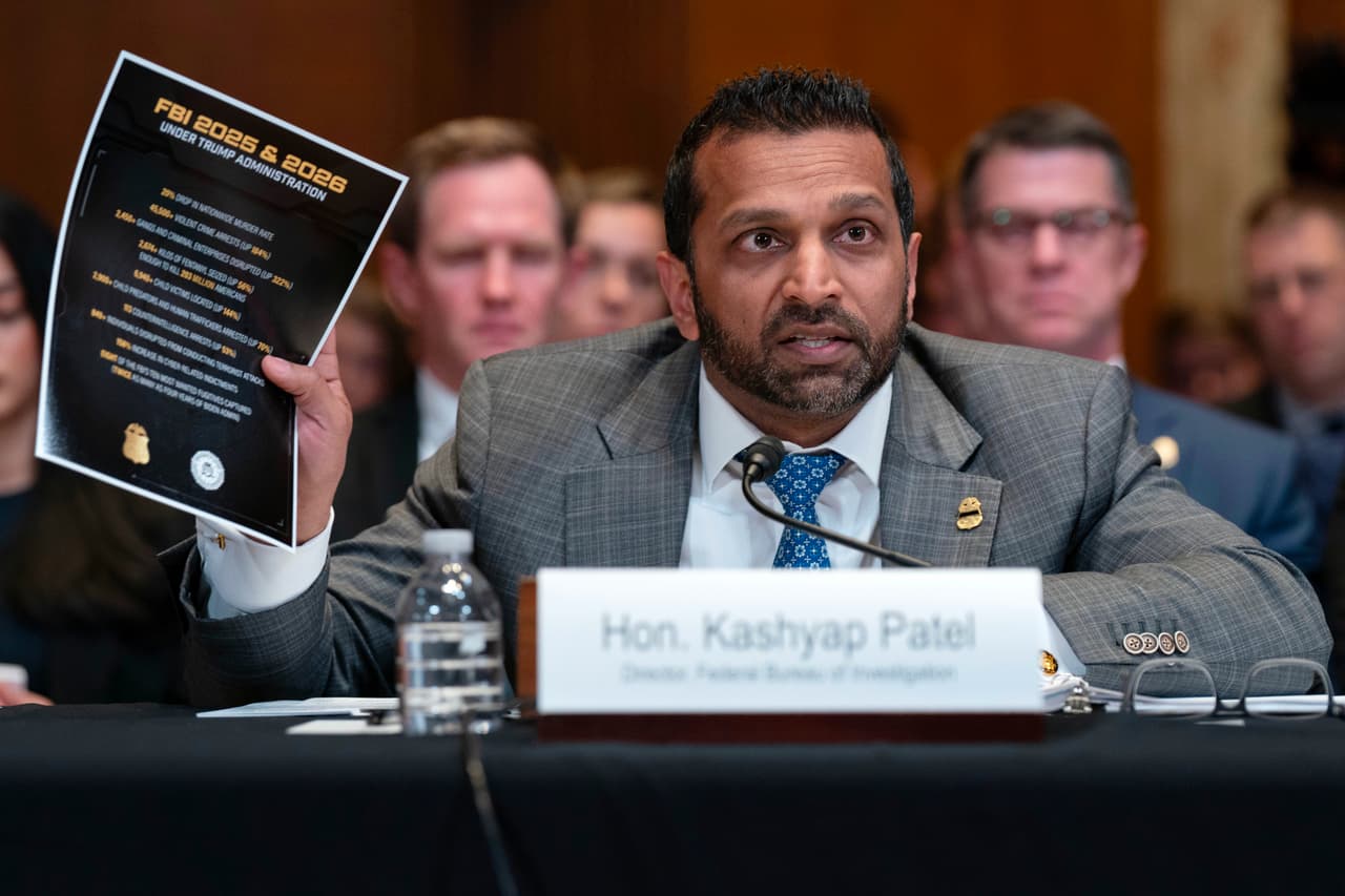 Director del FBI, ante comisión del Congreso, niega acusaciones de beber alcohol