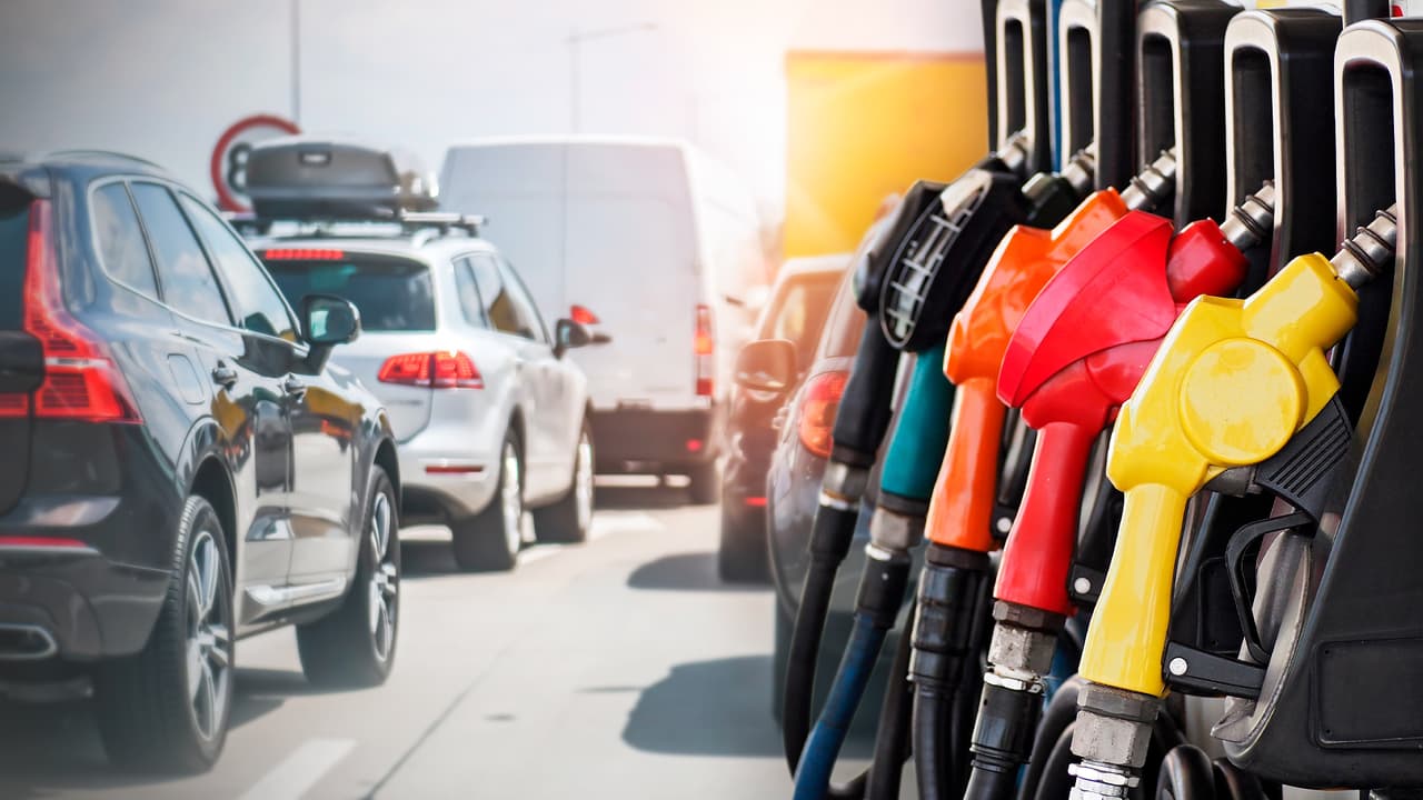 Los precios de la gasolina siguen al alza en Estados Unidos. A nivel nacional, el costo por el galón de gasolina incrementó el último mes veintiún centavos para alcanzar los $3.54.
<br>
<br>Este es el precio más alto desde el año 2014 y se debe principalmente al clima invernal tempestuoso y a las tensiones geopolíticas que han impulsado el precio del petróleo. Actualmente, el crudo se coloca a más de 100 dólares por barril, casi 40 dólares más que en agosto.
<br>
<br>A continuación te presentamos
<a href="https://www.univision.com/temas/consejos-autos" target="_blank">una serie de consejos</a> que te ayudarán a minimizar el consumo de combustible, además de varios trucos sencillos, pero no tan comunes, de cómo ahorrar dinero con tu carro o camioneta.