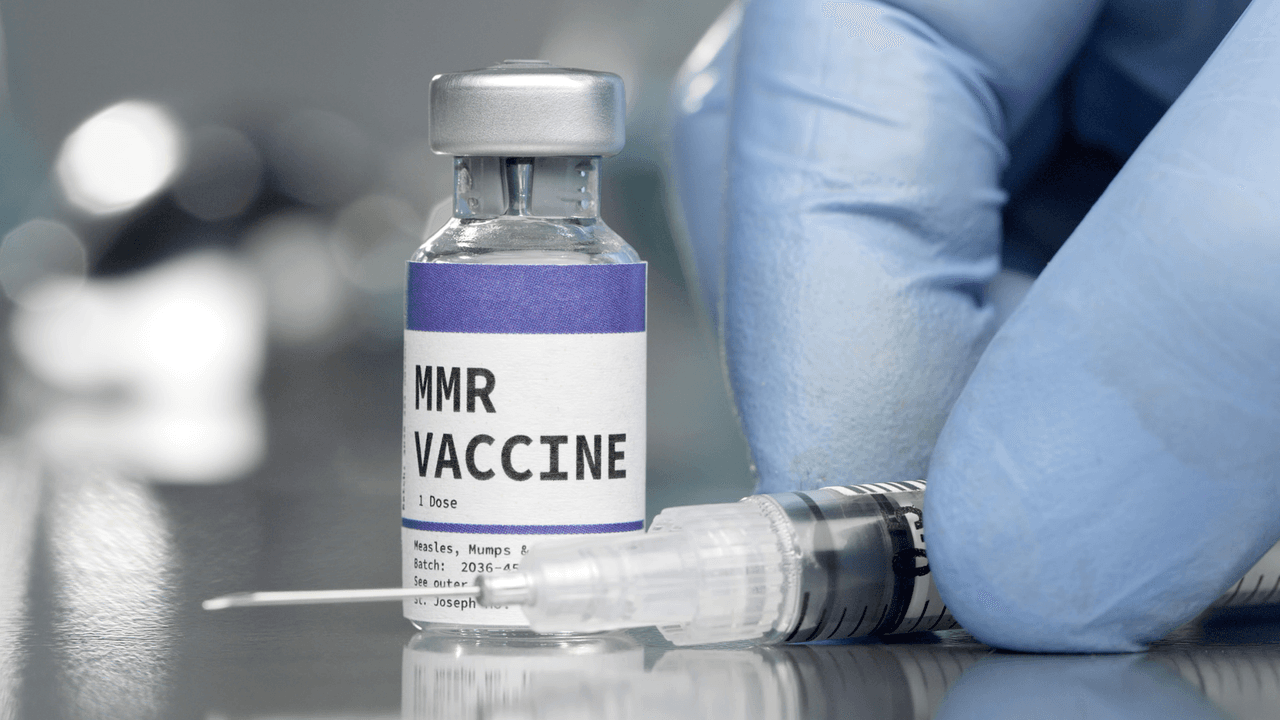 <h3 class="cms-H3-H3">MMR, la vacuna contra el sarampión</h3>
<br>Para evitar el sarampión, la mejor forma es vacunarse dos veces. La más común es la vacuna MMR, que es contra tres enfermedades (sarampión, rubeola y paperas). Funciona como un 3 en 1.
<br>
<br>
<b>La vacuna MMR se pone dos veces. El gobierno recomienda la primera dosis de los 12 a 15 meses y la segunda de los 4 a 6 años.</b>
<br>
<br>
<b>Si un adulto no tiene evidencia de que se haya puesto esa vacuna jamás, debe ponerse una sola dosis.</b> Los adultos que necesitan dos dosis son los que estén yendo a escuelas más avanzadas que high school, el personal médico o los viajeros internacionales.