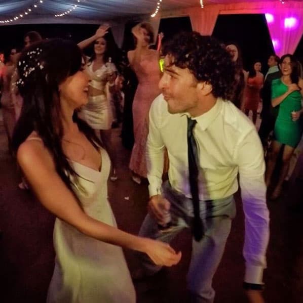 Pero Guto no se quedó atrás y también compartió fotografías de esa inolvidable noche: "Feliz primeiro aniversário de casados esposa @lalouvier Muchas gracias por todos los momentos ordinários que lo hicimos especiales. Te amo más que ayer y menos que mañana. ❤️😍😘".