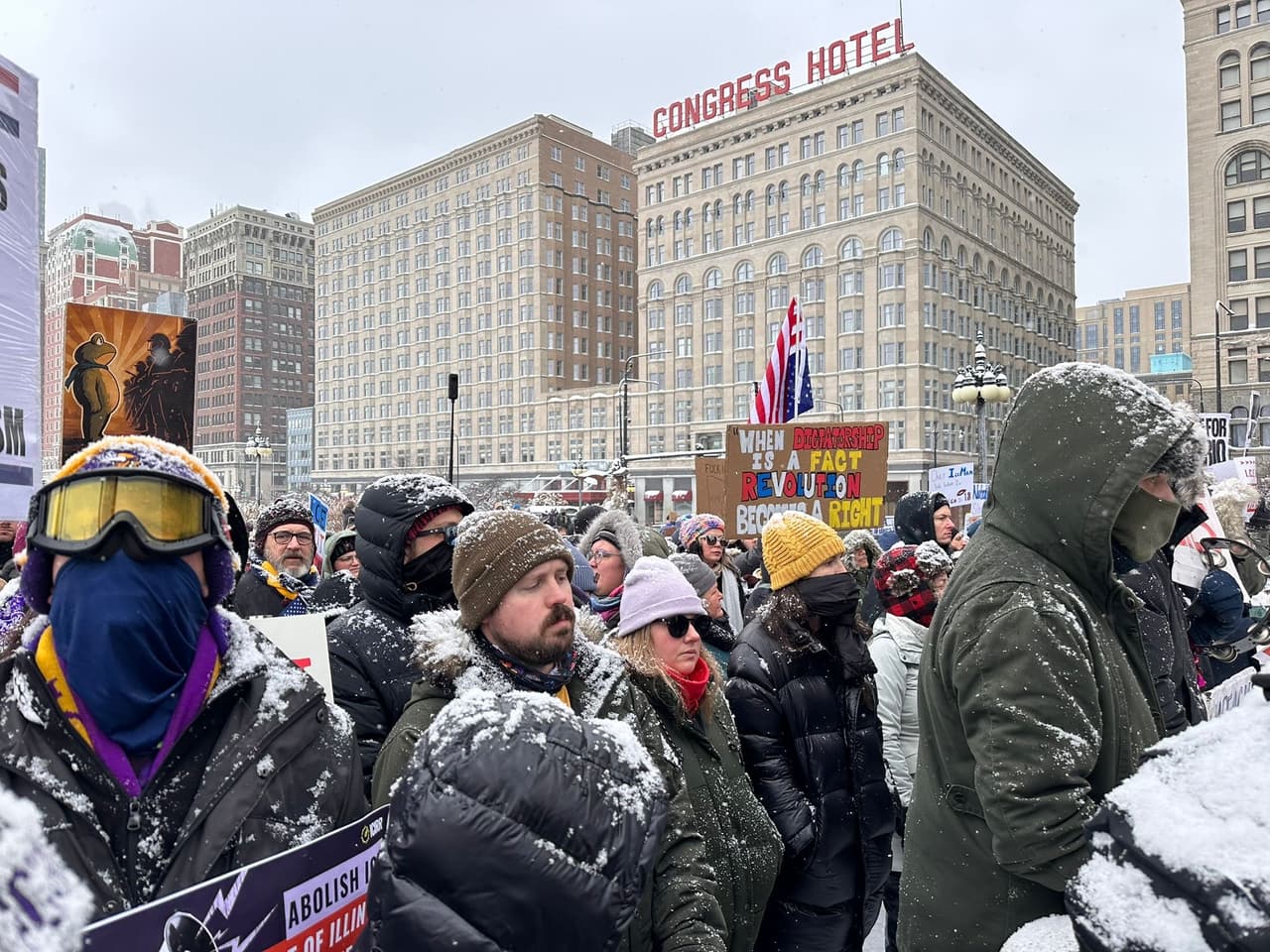 Durante el acto también
<b><a href="https://www.univision.com/local/chicago-wgbo/inmigrante-mexicano-muerto-ice-chicago-silverio-villegas-gonzalez-franklin-park" target="_blank">se recordó a Silverio Villegas</a></b>, migrante mexicano asesinado por agentes federales momentos después de haber dejado a su hijo en la escuela, en Illinois.
<br>
<br>En los tres casos de los asesinatos de Pretti, Villegas y Good, los hechos fueron captados por personas presentes en el lugar.