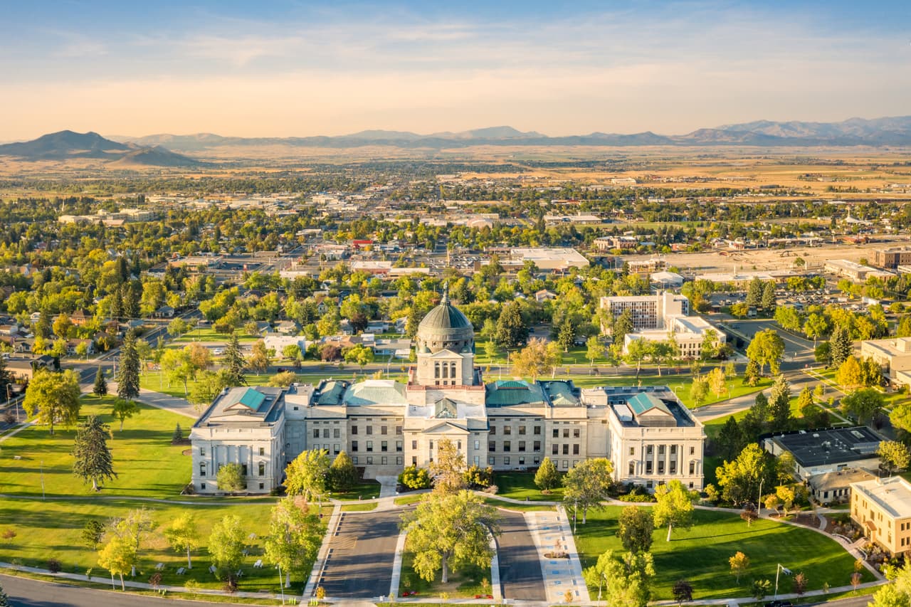 <h3 class="cms-H3-H3">14. Montana</h3>
<br>
<br>El aumento previsto para Montana, que será efectivo a partir del 1 de enero de 2023, será de $9.20 a $9.95 por hora, de acuerdo con el Departamento del Trabajo e Industria de ese estado.
<br>