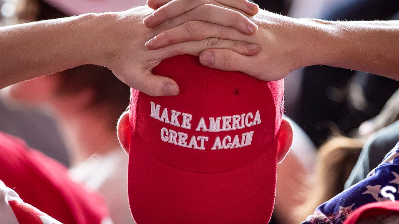 Demócratas de Kankakee compararon capuchas del Ku Klux Klan con gorras de "MAGA" en una publicación en Facebook