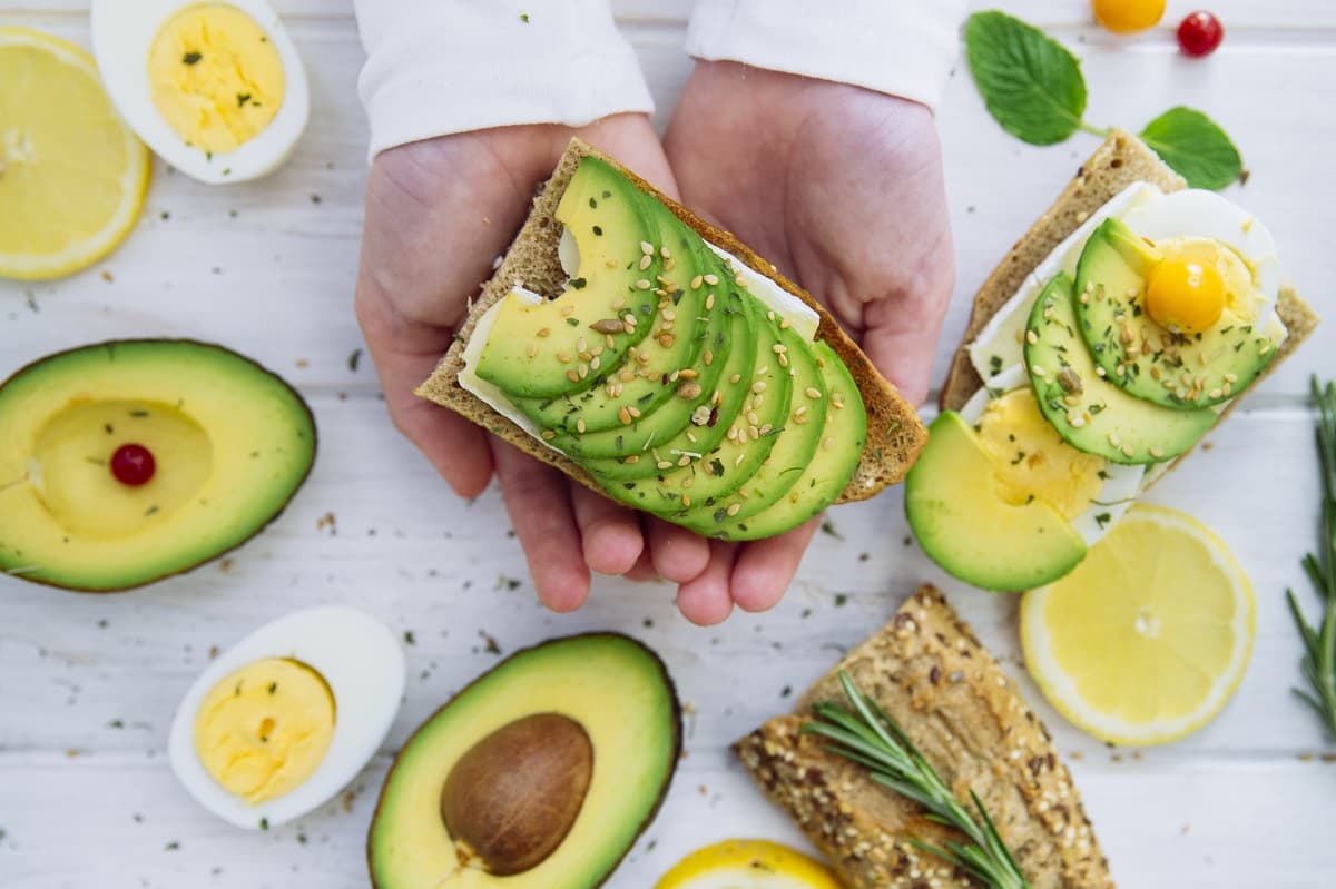 Cómo guardar un aguacate sin que se pase y otros tips para tener tus alimentos frescos más tiempo