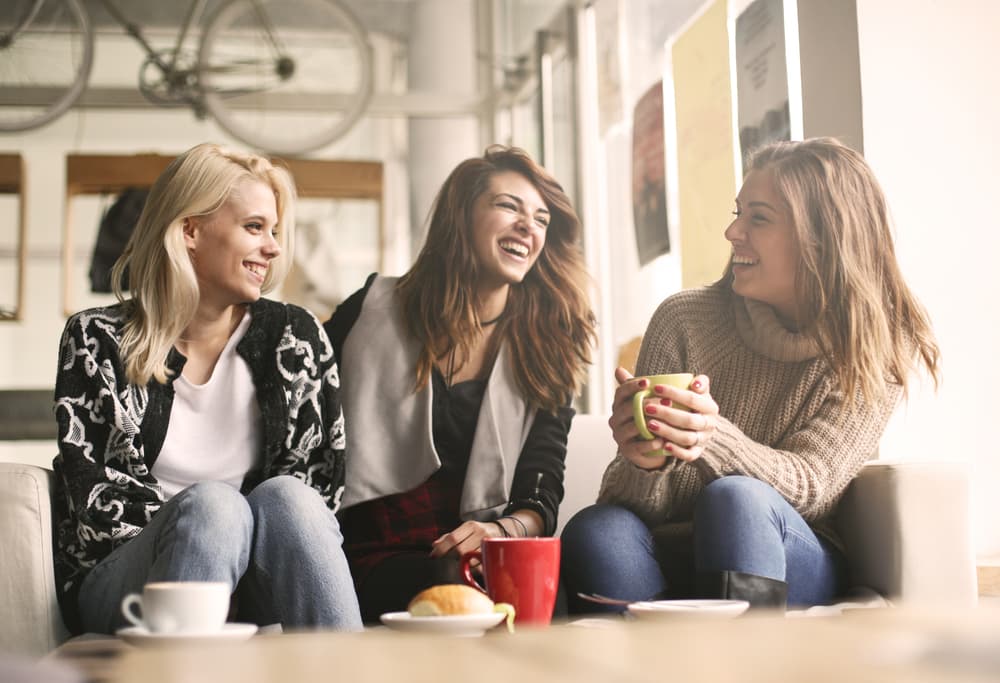 7 razones por las que no debes cambiar a tus amigas por una relación