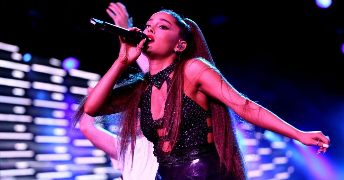 Ariana Grande presumió un árbol de Navidad... ¿en el techo? Lo vas a amar