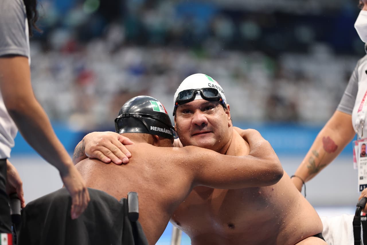 Se quedó huérfano de niño, pero la natación lo salvó: él es Arnulfo Castorena, ganador del oro