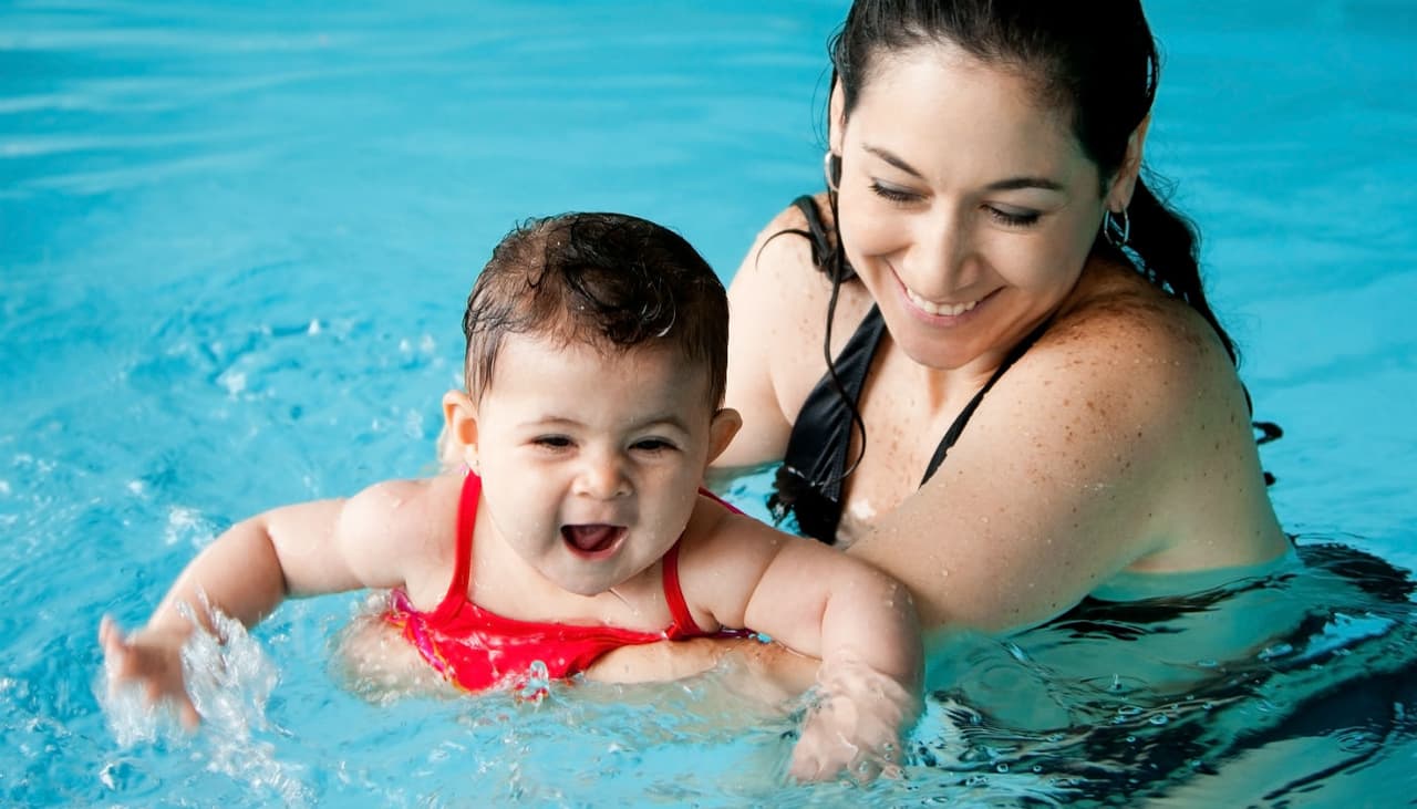 Natación para bebés: 7 beneficios increíbles y a qué edad comenzar