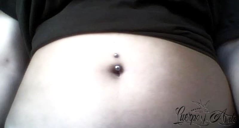 El piercing en el ombligo de Sara