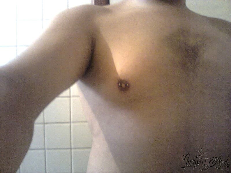 Piercing en los pezones: Luis nos muestra sus perforaciones