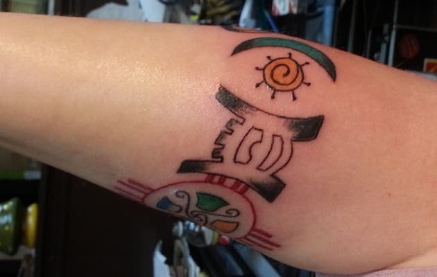 Tatuajes de brazaletes indios