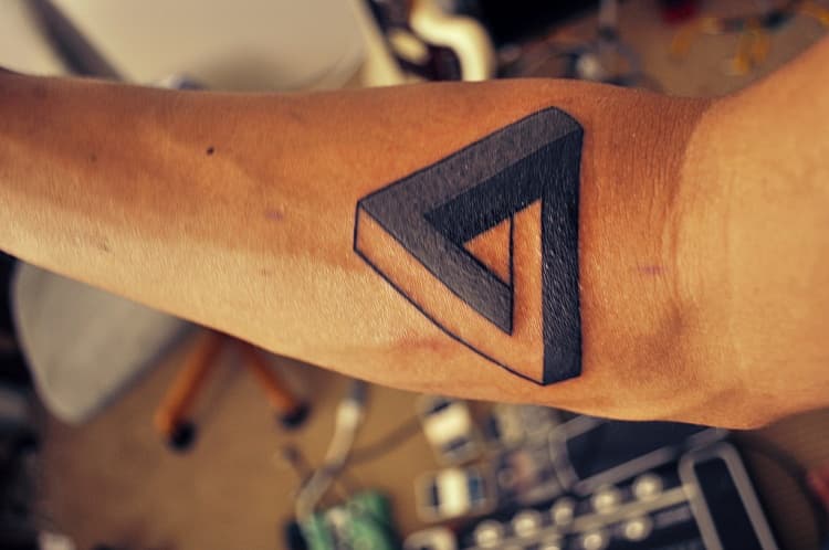 Tatuajes de triángulos: muchos significados en una forma