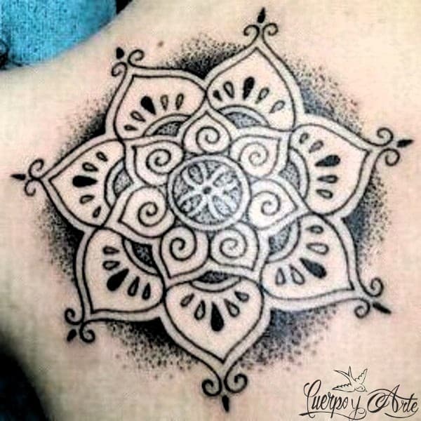 Tatuajes en estilo dotwork: el diseño de Alicia