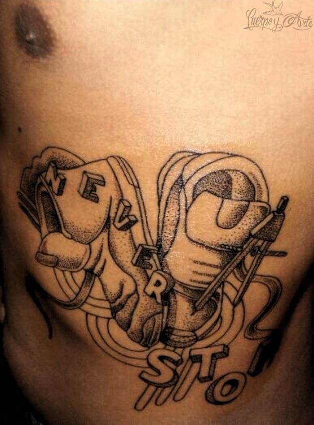 Washington comparte su tatuaje de zapatillas en dotwork