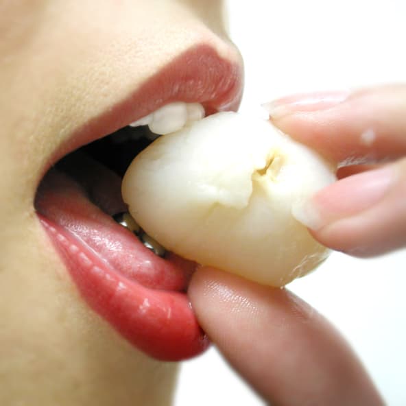 ¿Cómo comer con el piercing en la lengua?