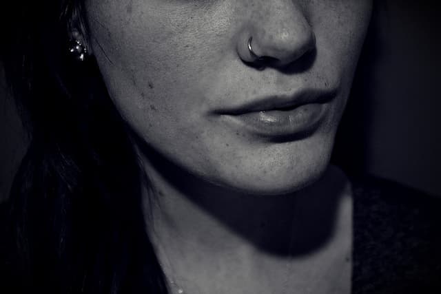 Piercing de moda: argolla en la nariz para mujeres