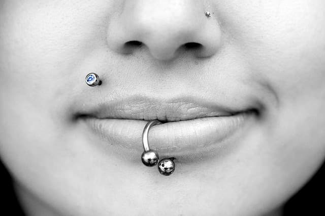 Piercing debajo del labio